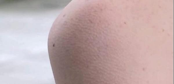 Junges Girl 18 Jahre wird in aller Öffentlichkeit in Berlin im Hängebondage gefesselt